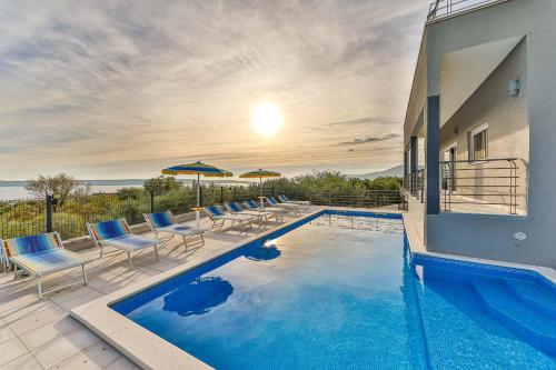 Intimate secluded Luxury Villa Cambello, GORGEOUS SEA VIEW in Croatia – khách sạn tại Kastel Kambelovac