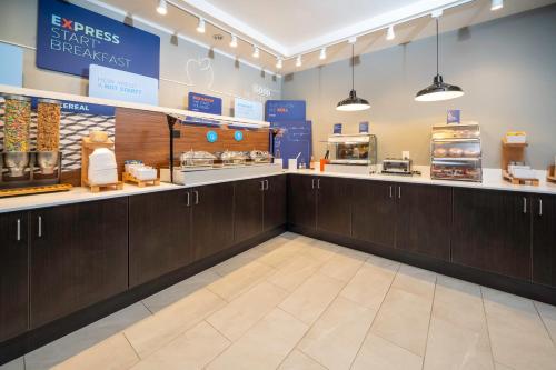 Holiday Inn Express and Suites Atlanta-Johns Creek, an IHG Hotel