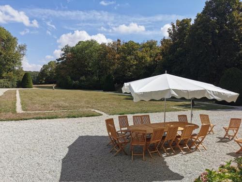 Hotelli välisilme, CHATEAU DES BARRES in Lainsecq