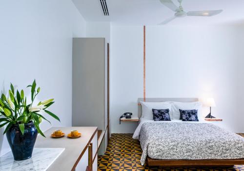 King Suite Room with Balcony image 4