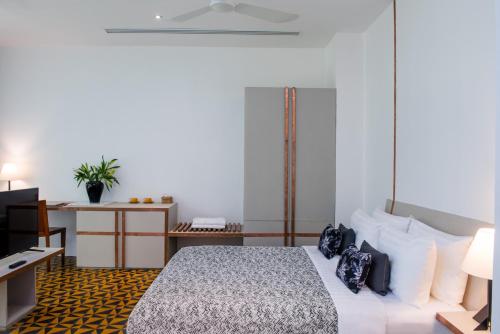 King Suite Room with Balcony image 5
