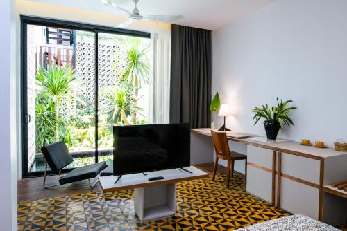 King Suite Room with Balcony image 2