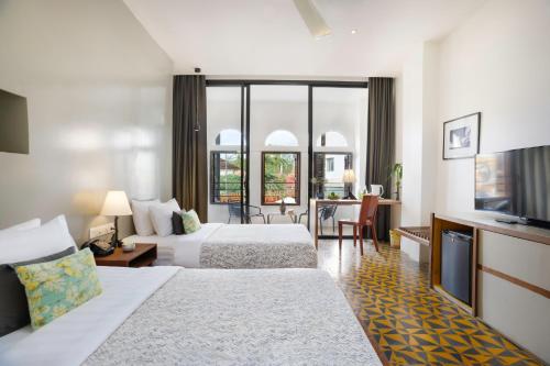 Deluxe Twin Room with Balcony image 7