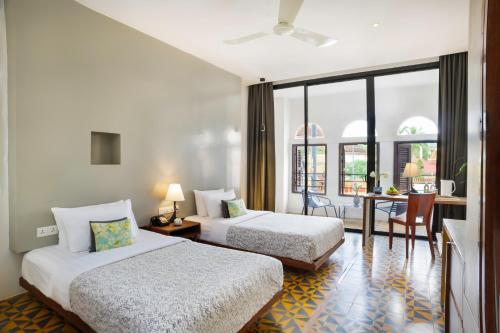 Deluxe Twin Room with Balcony image 8