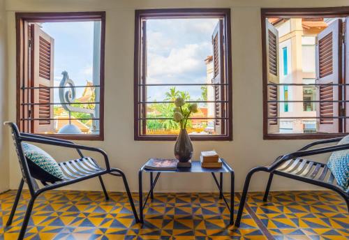 Deluxe Twin Room with Balcony image 6
