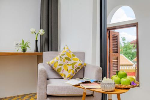 Deluxe King Room with Balcony image 4