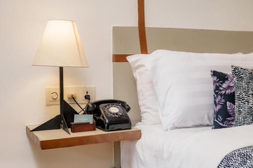 Deluxe King Room with Balcony image 5