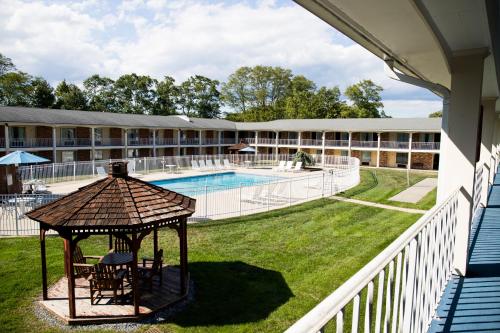 Holiday Inn Express & Suites West Long Branch - Eatontown, West