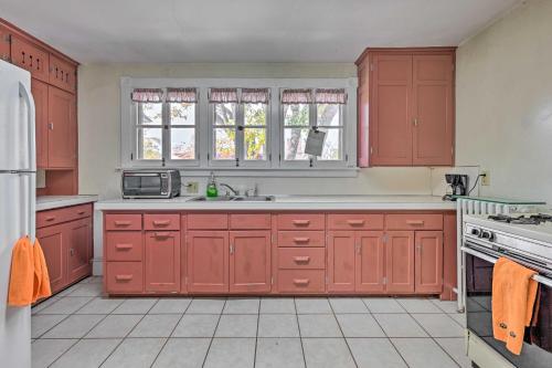 Victorian Apartment Less Than 1 Mi to Wisconsin River in Stevens Point, USA