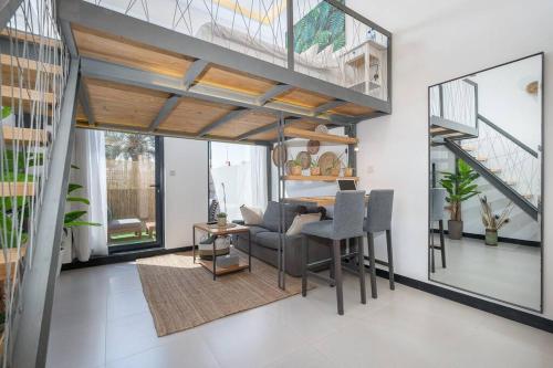 Tropical Loft with working station in JVC, Dubaj