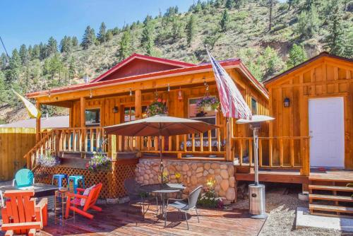 Red River Summer Cabin w/ Fire Pit & Mtn Views