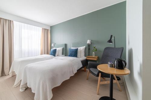 1 queen bed, 2 twin beds