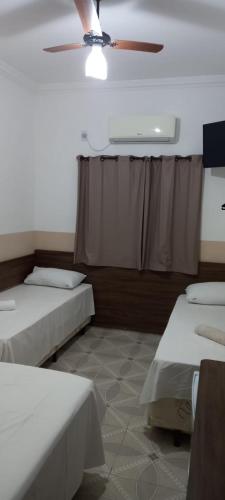 1 queen bed, 3 twin beds
