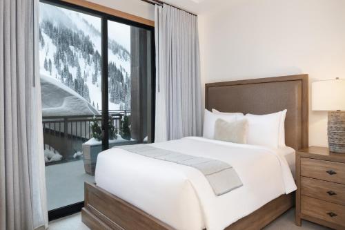 406034931 The Snowpine Lodge