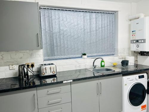 Beautiful and Homely 3 Bed House With FREE Parking So Close To Man City and City Centre, Manchester (photo 11)