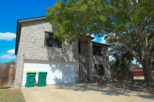 Lovely Spacious Home near Randolph, Six Flags, Seaworld, Riverwalk and Lackland in San Antonio, USA