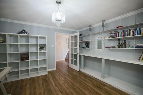 Lovely Spacious Home near Randolph, Six Flags, Seaworld, Riverwalk and Lackland in San Antonio, USA