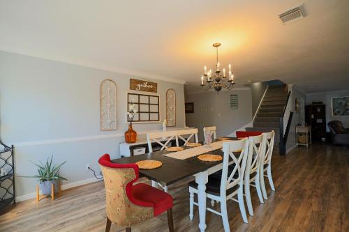 Lovely Spacious Home near Randolph, Six Flags, Seaworld, Riverwalk and Lackland in San Antonio, USA