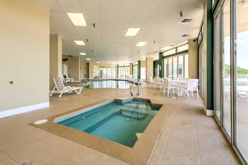 Lakefront Osage Beach Condo Balcony and Pool Access