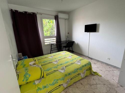 Chambre Chez l'habitant à 5mn de l'aéroport (Chambre Chez l'habitant a 5mn de l'aeroport) in เลซาบีเมส
