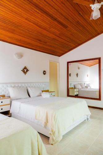 1 double bed, 2 twin beds