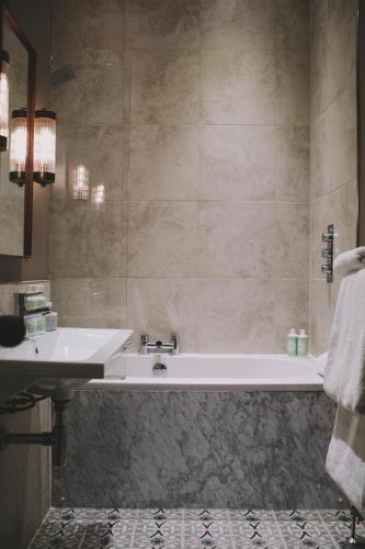 Hampton Manor — Photo 3