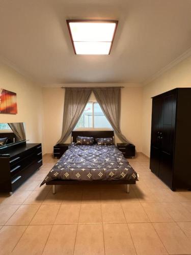 Lovely bedroom with entertaining facilities & Swimming pool