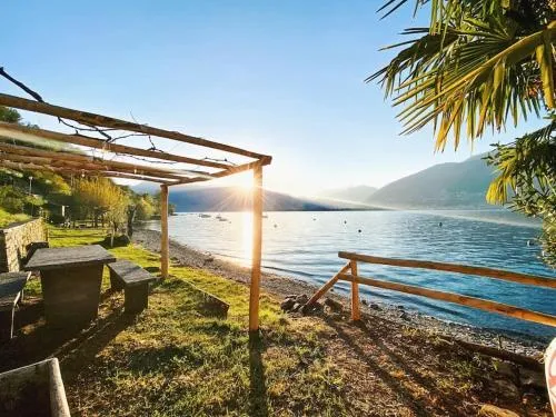 Boho Lake House - Private Beach 600m from the property - Free Parking - Home Cinema Room in Vira Gambarogno, Schweiz