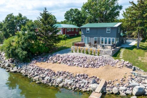 Lakefront Cabin w/ Patio & Views in Lake Norden in Arlingtona