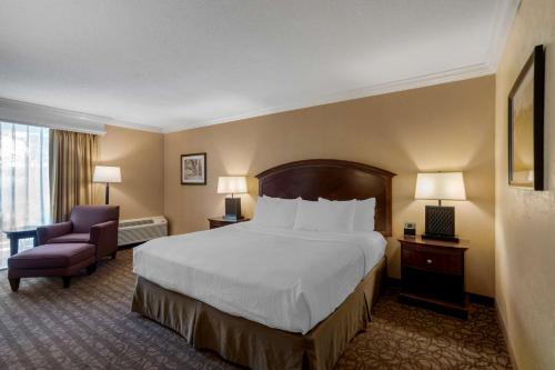 King Room with Balcony - Non-Smoking