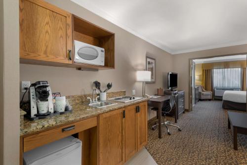 Executive King Suite with Fireplace - Non-Smoking
