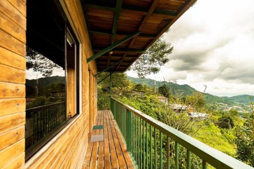 Tanager House, amazing mountain&city view in Alajuelita