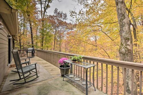 Big Canoe Cabin with Mountain View, Hiking and Lake! in Marblehill, USA