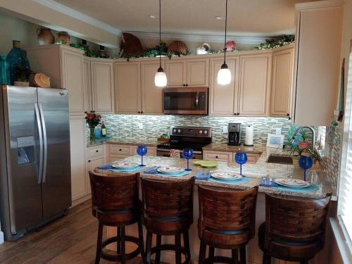 Bahamian Cottage - Heated Pool Walk to the Beach in Cocoa Beach, USA