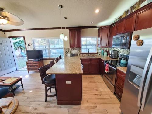 Hawaiian Cottage - Heated Pool Walk to the Beach in Cocoa Beach, USA