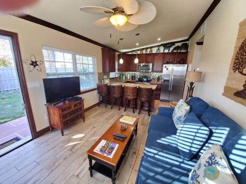 Hawaiian Cottage - Heated Pool Walk to the Beach in Cocoa Beach, USA