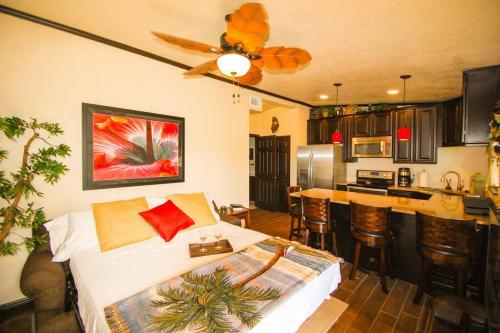 Tahitian Cottage - Heated Pool Walk to the Beach in Cocoa Beach, USA