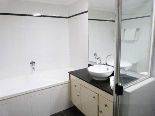Ultra Convenient Apartment HER09029 - image 3
