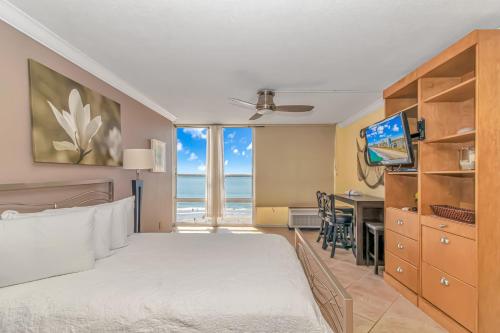Ocean Front Queen Suite with Incredible Views! Sun N Sand Resort 705 - Perfect for 2 guests!