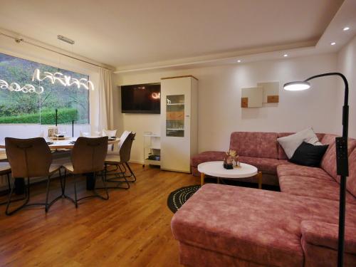 Upland Apartments - Fewo ZEITGEIST mit Garten, Grillhütte, Spielplatz und MeineCardPlus