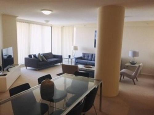Large elevated apartment St Leonards - image 4