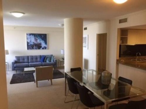 Large elevated apartment St Leonards - image 5