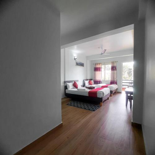 Deluxe Double Room with Balcony image 6