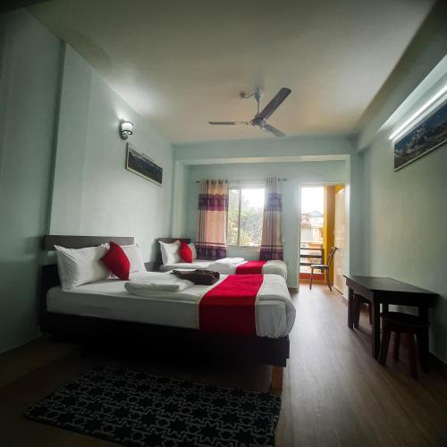 Deluxe Double Room with Balcony image 9