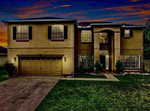 Beautiful and Spaces 5 Bedroom Home Close to Disney in Poinciana