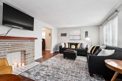 . Open Floor Spacious Home, 15min from Downtown, Private Garage, Kids Friendly