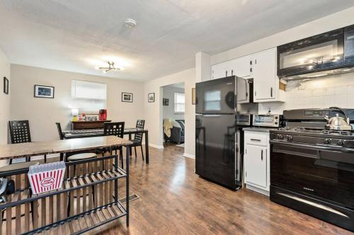 Spacious Home, 15min from Downtown, Private Garage & Patio