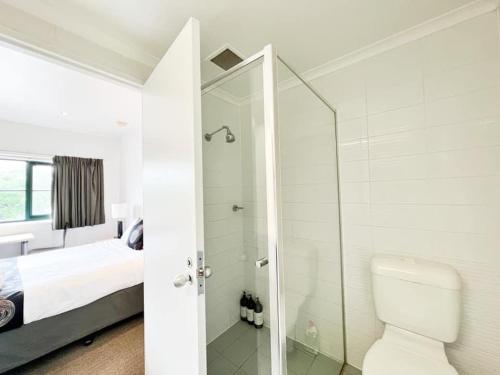 Studio 431/247 gouger st ex hotel room in city