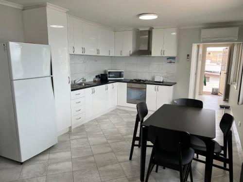 virtuve, Beachside & Jetty View 7 - Sea Eagle Nest Apartment in Streaky Bay