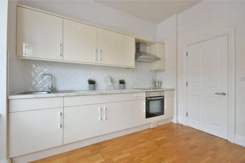 Luxury 3 Bed Apartment - HUGE OUTDOOR TERRACE & Amazing Transport Links, Londýn (fotografie 8)